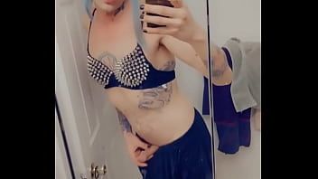 Reproducir Bastante punk rock chica masturbándose para polla