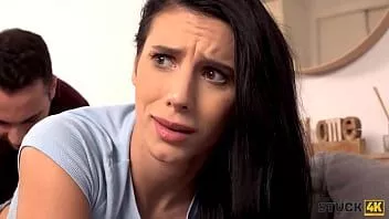 play Bloccato4k. bruna stava cercando il suo telefono quando la sua mano si è bloccata