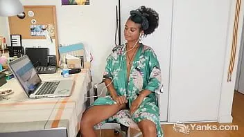 play Yanks乌木蜂蜜萝拉玫瑰手指她的毛茸茸的抢夺