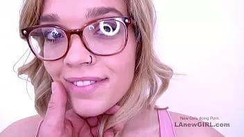 play Nena caliente chupa una gran polla en una audición con gafas
