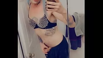 play Bastante punk rock chica masturbándose para polla