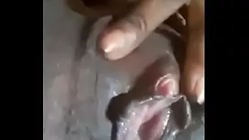 चलाएँ वह उसे एक ब्लोजोब देती है और उसे बहुत मुश्किल से चोदती है