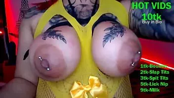 play Camwhore rimuove enormi piercing al capezzolo e schizza il latte