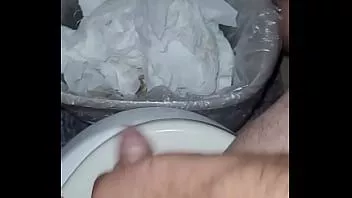 চালান ছোট শিশ্ন মানুষ তার সামান্য মাংস jerking