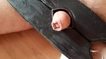 play Dominatrix depcze małego kutasa swojej niewolnicy butami ze szpiczastymi palcami.
