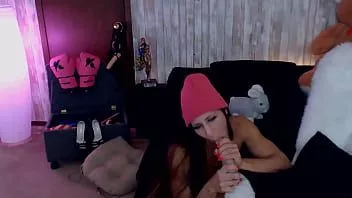 play Músculo milf de olhos azuis brincando com tetas