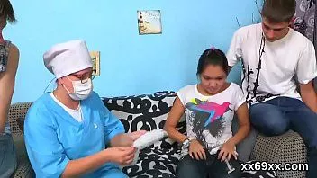 Jouer Medic regarde l'examen de l'hymen et l'équitation d'une vierge vierge