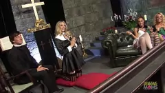 Jouer Les MILF religieuses en bas ne peuvent pas résister au sexe en groupe et aux grosses bites à l'intérieur de l'église