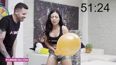 play Brutzelnde, brünette Latina-MILF mit großem Arsch wird in einer Hardcore-Show mit einem Pornostar und einem YouTuber hart