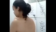 চালান হট শ্যামাঙ্গিনী পর্নস্টার জুলি নিনফেটিনহা একটি আনন্দদায়ক স্নানের সময় উপভোগ করছেন৷