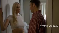 Jouer Playage à pas de la famille: Kay Lovely's Wet Pussy monte durement sur la bite de Chad Alva