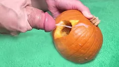 Jouer Orgie d'Halloween: Putain de vraie chatte amateur et une citrouille avec des jouets sexuels