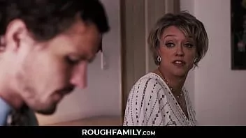 Reproduzir Mamãe conforta seu filho - roughfamily.com