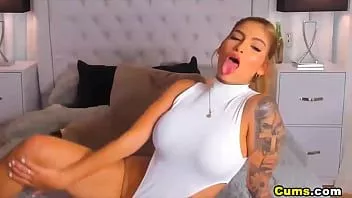 play Heiß eingefärbtes Küken spielt mit ihrer süßen Muschi